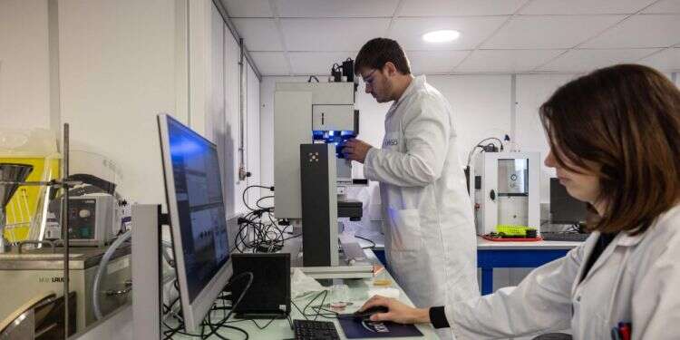 מעבדת ארגו, צרפת. צילום: AFP עור מלאכותי: העולם הרפואי בדרך למהפכה בתחום התחבושות