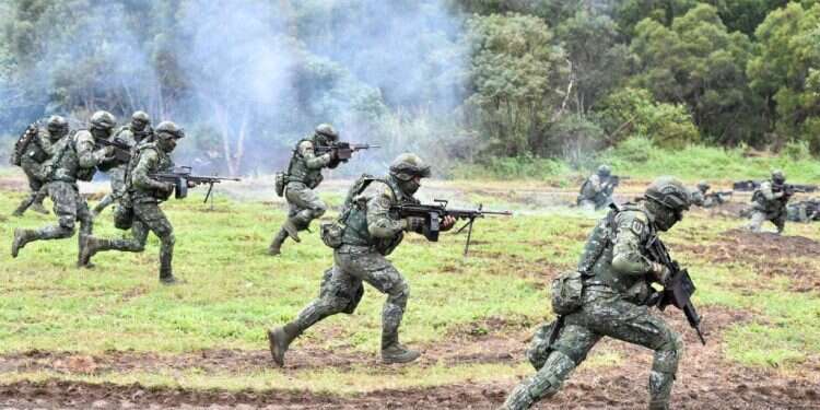 אימון של צבא טאיוואן. צילום: איי.אף.פי מחשש לפלישה סינית: טאיוואן תאריך את שירותי החובה