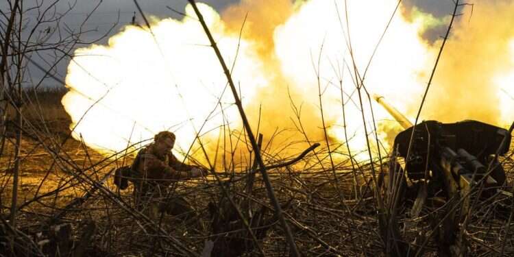 חיילים אוקראינים בתקיפה על כוחות רוסיים. צילום: AFP שימוש של חיילים רוסים בטלפונים הוביל למתקפה אוקראינית קטלנית