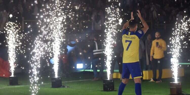 רונאלדו מוצג בערב הסעודית, אתמול. צילום: AFP
