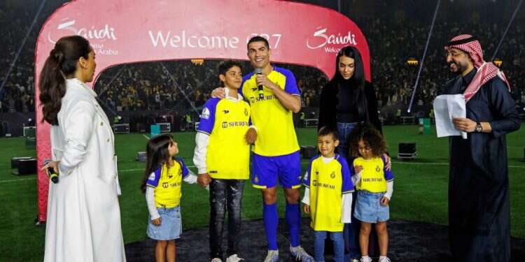 רונאלדו ומשפחתו על הדשא באצטדיון מרסול־פארק בריאד. צילום: איי.אף.פי.