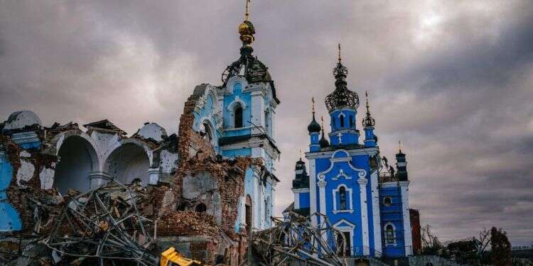 כנסייה חרבה בדונציאק, השבוע. צילום איי.אף.פי גם כשהדיפלומטים ישבו לנסח את ההסכם בין רוסיה לאוקראינה, התותחים ימשיכו לרעום