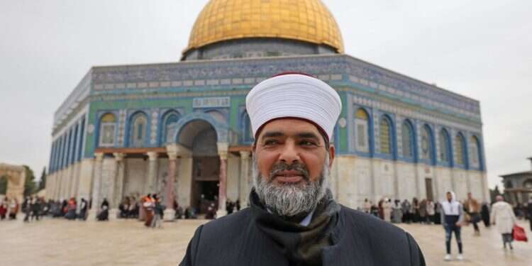 מנהל המסגד, השייח' עומר אל-קיסוואני. צילום: AFP תקרית השגריר הירדני בהר הבית: משלחת מהאיחוד אירופי באה לתמוך באנשי הוואקף