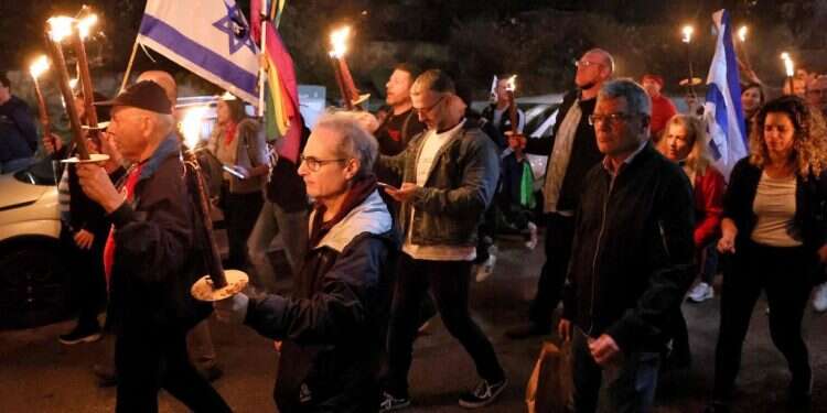 מפגינים בתל אביב בשבוע שעבר. צילום: AFP לא תהיה מלחמת אחים, פשוט כי שני הצדדים אינם מעוניינים בה