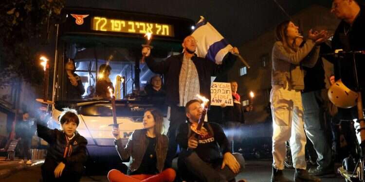 הפגנה נגד הממשלה בתל אביב. קרדיט: AFP כשחזונות התבהלה וקץ הדמוקרטיה שאוהבים בשמאל הופכים לסיפור