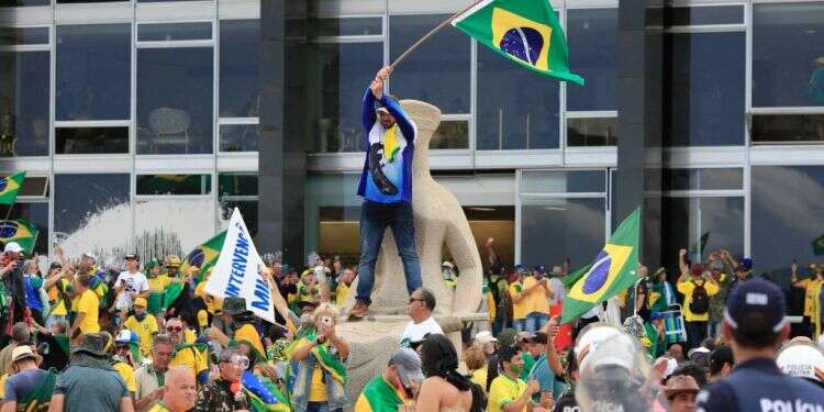 מפגינים ברזילאים במהלך המהומות בעיר הבירה ברזיליה. צילום: AFP "מסיבת זעקת מלחמה בבירה": הרשתות החברתיות התניעו ותדלקו את המהומות בברזיל