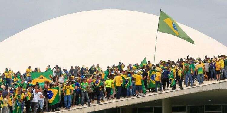 לבולסנרו יש רק 30 ימים להישאר בארה"ב, והם הולכים ואוזלים