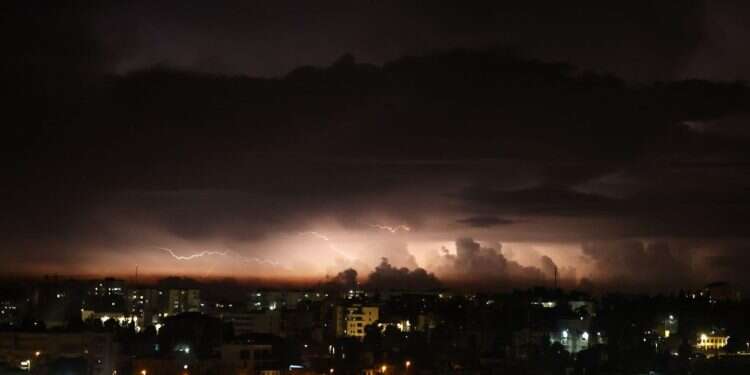 ברקים במהלך סופת רעמים בירושלים. צילום: AFP הגשם סוף סוף חוזר | שיא חום של 60 שנה: למה קיבלנו קיץ באמצע החורף?