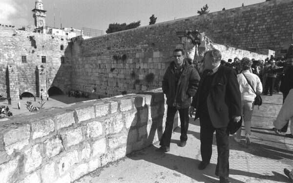 ראש עיריית ירושלים, טדי קולק ביציאה מהר הבית, 13 בינואר 1986, צילום: סהר יעקב, לע "ירושלים, כך פסקו האומות, אינה יכולה להיות בידי יהודים"