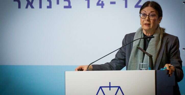 אסתר חיות בנאומה נגד הרפורמה במערכת המשפט. צילום: שיר תורם, פלאש 90 חיות נגד לוין: רוצה להפוך את הרשות השופטת לרשות שותקת