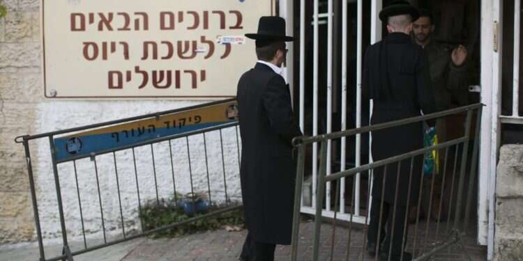 מוטב שבית המשפט ימשוך את ידו מסוגיית השוויון בנטל השירות. צילום: יונתן זינדל, פלאש 90