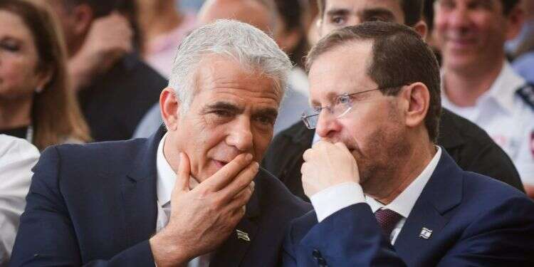 הרצוג ולפיד. צילום: אבשלום ששוני, פלאש 90 שינוי עכשיו: מי שמעוניין בפשרה לטווח הארוך – חייב למצוא פתרונות גם לטווח הקצר