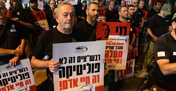 Security directors from around Israel, also known as a Ravshatz, protest against their work conditions outside the home of Minister Of Defence Benny Gantz, in Rosh Haayin, October 19, 2022. Photo by Avshalom Sassoni/Flash90 *** Local Caption *** ???
