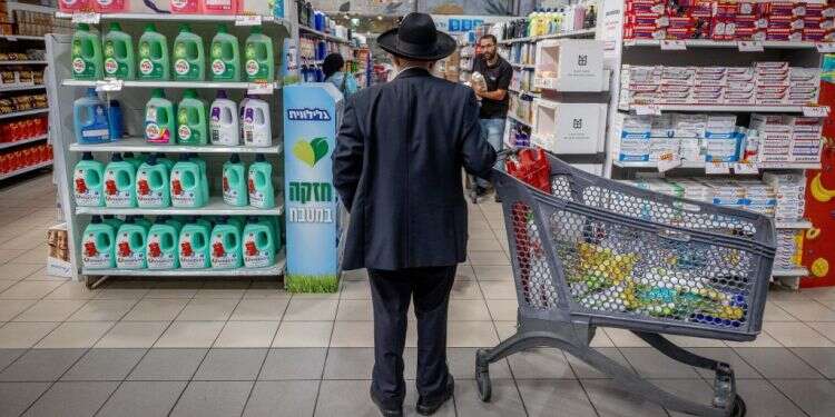 סופרמרקט בירושלים (למצולמים אין קשר לכתבה). צילום: יונתן זינדל, פלאש 90 בעיני הרגולטור הישראלי כל יצרן ויבואן הוא מסוכן ועבריין