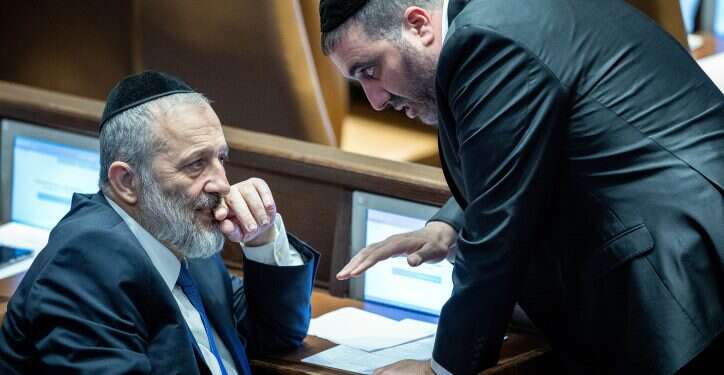 משה ארבל ואריה דרעי. צילום: יונתן זינדל, פלאש 90 "לא תהא ביקורת שיפוטית": הצעת החוק שבקואליציה מקווים שתחזיר את דרעי לממשלה