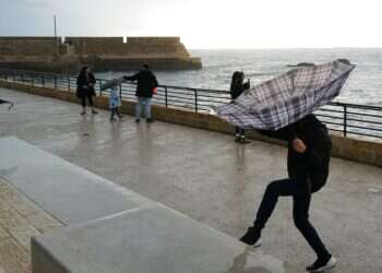 גשם ורוח בעכו, אילוסטרציה. צילום: מיכאל גלעדי, פלאש 90 גשם רוח קור חורף תחזית ים