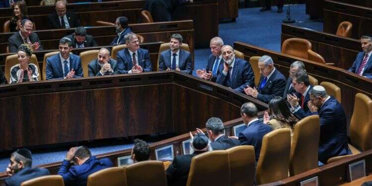 הממשלה החדשה, בשבוע שעבר בכנסת. צילום: יונתן זינדל, פלאש 90 אל תהיה קישוט: שש עצות לשר החדש שנכנס זה עתה למשרד