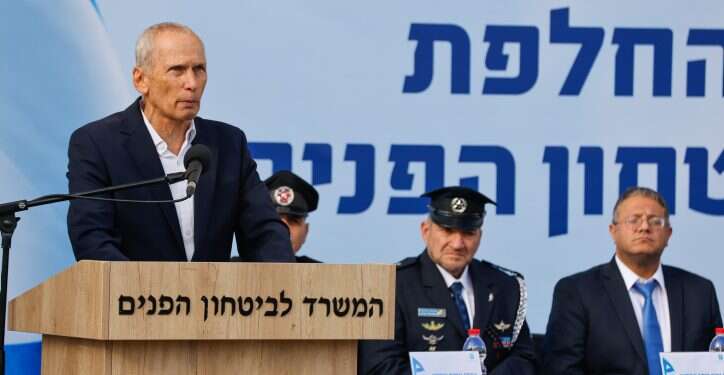 עומר בר-לב ניצל את טקס החילופים כדי לסגור חשבון עם המתנחלים