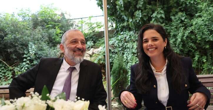 אילת שקד ואריה דרעי. צילום: יונתן זינדל פלאש90 חילופי שלטון: השרים היוצאים סגרו חשבון, השרים הנכנסים ניסו לפייס