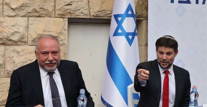 בצלאל סמוטריץ' ואביגדור ליברמן. צילום: יונתן זינדל, פלאש90 חילופי שלטון: השרים היוצאים סגרו חשבון, השרים הנכנסים ניסו לפייס