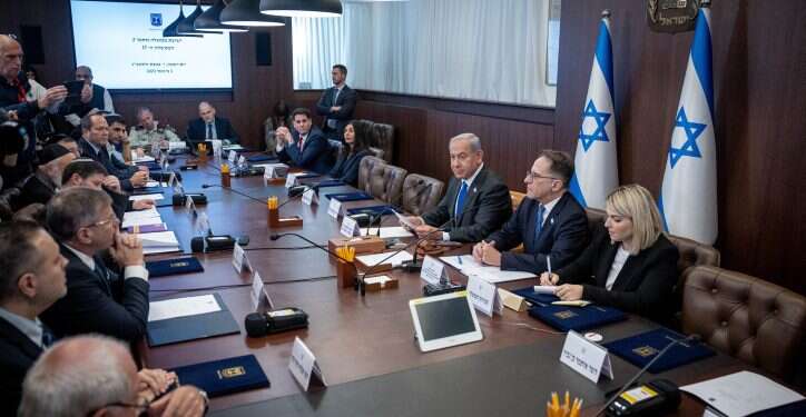 ממשלת נתניהו בישיבתה הראשונה, היום. צילום: יונתן זינדל, פלאש 90