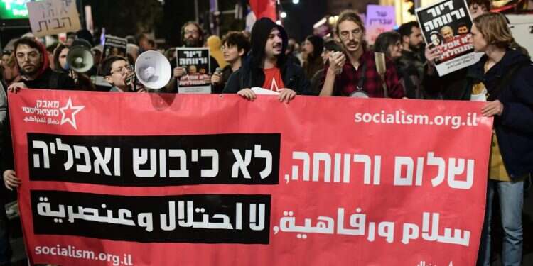 הפגנת השמאל בתל־אביב, במוצאי שבת. צילום: תומר נויברג, פלאש 90