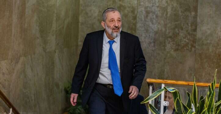 אריה דרעי. צילום: אוליבייה פיטוסי, פלאש 90 מי יחזיק במשרדי הבריאות והפנים? בש"ס נערכים לפסילת דרעי