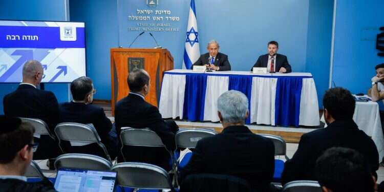 נתניהו וסמוטריץ' במסיבת העיתונאים השבוע. צילום: אוליבייה פיטוסי, פלאש 90