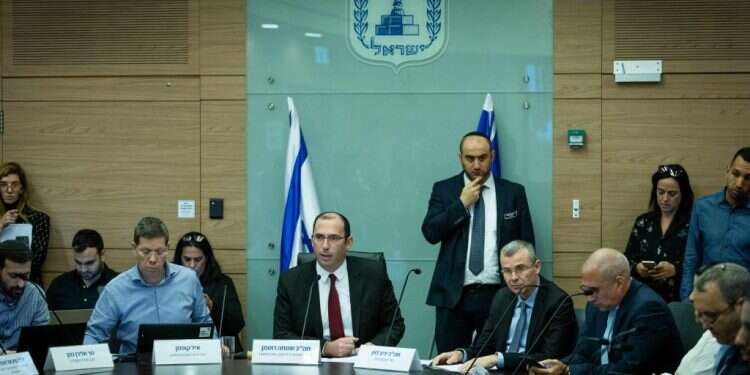 ישיבת ועדת החוקה בכנסת. צילום: יונתן זינדל, פלאש 90 אסור לאופוזיציה להתפשר על שיטת מינוי השופטים – החוק של לוין הוא באמת קץ הדמוקרטיה