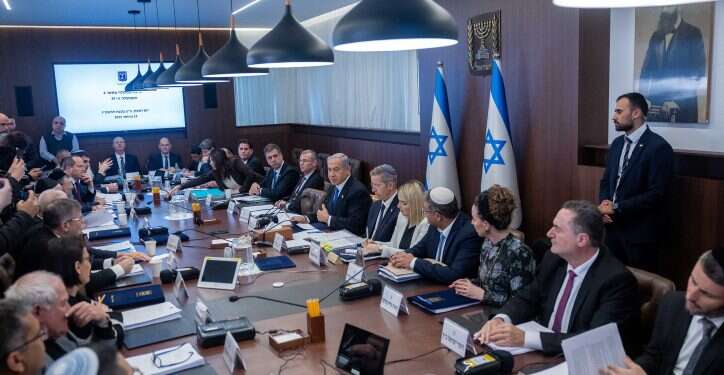 ישיבת הממשלה בשבוע שעבר. צילום: יונתן זינדל, פלאש90 ראשי הקואליציה ליועמ"שית: "הכרזה על נבצרות – לא שונה מניסיון הפיכה בידי איש צבא"