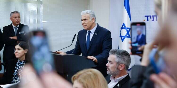 לפיד בישיבת סיעת יש עתיד בכנסת. צילום: אוליבייה פיטוסי, פלאש 90 צריך לזכור את העובדה שרוב העשירים נמצאים בצד פוליטי אחד ורוב העניים באחר