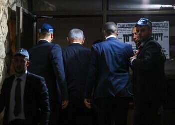 נתניהו הגיע לביתו של דרעי: "כשאח שלי במצוקה אני בא אליו"