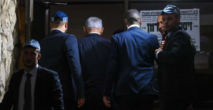 נתניהו בפתח ביתו של דרעי, הערב. צילום: יונתן זינדל, פלאש 90 נתניהו הגיע לביתו של דרעי: "כשאח שלי במצוקה אני בא אליו"