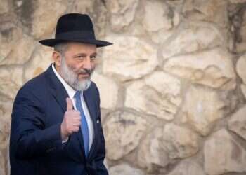 בסביבת נתניהו מחפשים מינוי יצירתי לדרעי, בלי להיקלע להתנגשות חוזרת עם בג"ץ