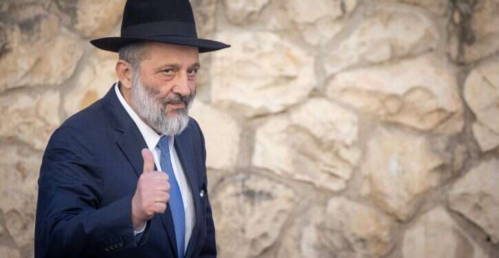 אריה דרעי. צילום: יונתן זינדל, פלאש 90 בסביבת נתניהו מחפשים מינוי יצירתי לדרעי, בלי להיקלע להתנגשות חוזרת עם בג"ץ