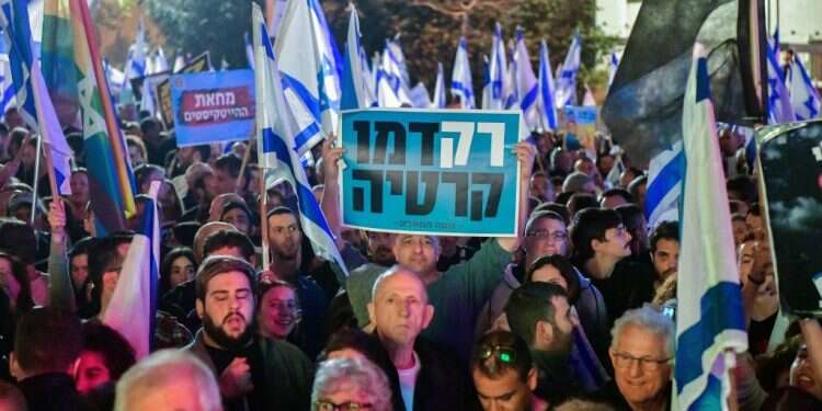 אלו שמטיפים על "דמוקרטיה" משכנעים בעיקר את עצמם. התרמית כבר מוכרת