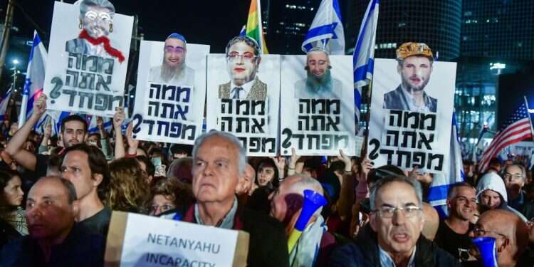 אפילו אם הצד השני לא רוצה לשבת, הימין לא יכול לוותר על הדיון. עצרת השמאל בתל־אביב, השבוע. צילום: אבשלום ששוני, פלאש 90 הקצוות מאיימים לחסל אותה, אבל פשרה היא אינטרס של תומכי הרפורמה