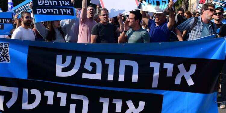 עובדי הייטק מפגינים בתל־אביב נגד הרפורמה במערכת המשפט. צילום: תומר נויברג, פלאש 90 רז נזרי משמיע קול ייחודי בנוגע לרפורמה המשפטית, וכדאי להקשיב לו