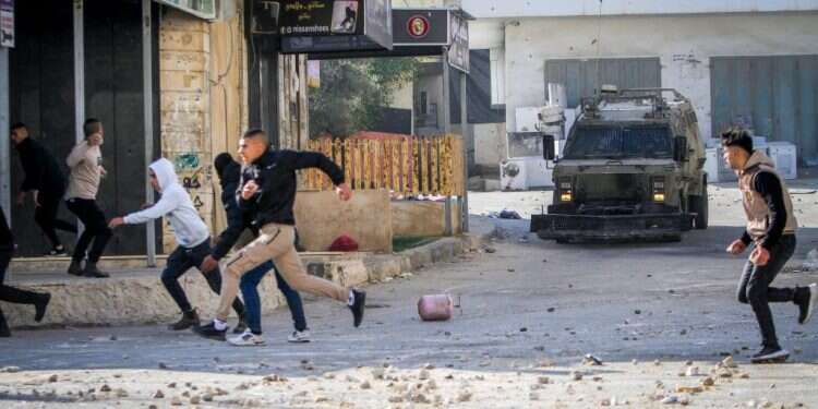 העימותים בג'נין, אתמול. צילום: נאסר אשתייה, פלאש 90 אחרי הקרב וחיסול המחבלים בג'נין: היערכות לירי מרצועת עזה