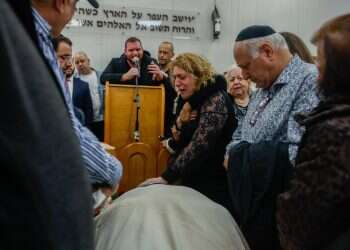 בנו של רפאל בן אליהו סופד לו בהלוויתו. צילום: אוליבייה פיטוסי, פלאש 90 "לא נורמלי שאנשים מפחדים לדבר. כל קרנות ההון סיכון הן בניהול שמאלנים מפונפנים"