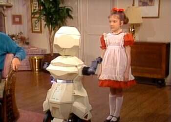 ויקי היא ילדה־רובוט שנועדה לעזור לילדים נכים. מתוך הסדרה "ילדת הפלא" ששודרה בישראל בשנות השמונים. צילום מסך