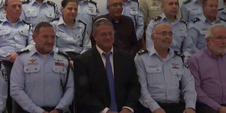 השר בן גביר עם בכירי המשטרה. צילום: לע בן גביר במטה הארצי: "יש שינויים לעשות, המשטרה צריכה להיות יותר חזקה"