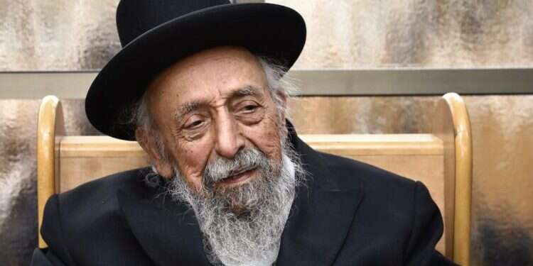 שופט נתן אוכל מלשכתו לעצורים לאחר שזכויותיהם הופרו