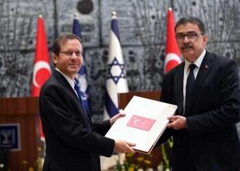 הנשיא הרצוג והשגריר הטורקי במעמד הגשת כתב האמנה. צילום: חיים צח לע המשנה ליועמ"ש: לבטל ההחלטה על פיטורי נהגי רה"מ שמעידים במשפט נתניהו