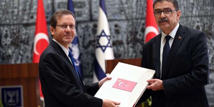 הנשיא הרצוג והשגריר הטורקי במעמד הגשת כתב האמנה. צילום: חיים צח לע המשנה ליועמ"ש: לבטל ההחלטה על פיטורי נהגי רה"מ שמעידים במשפט נתניהו