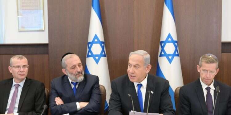 נתניהו בישיבת הממשלה, היום. צילום: עמוס בן גרשום לע "לא קראנו מעולם למלחמת אחים ולהרס המדינה, גם כשהתנגדנו בתקיפות"