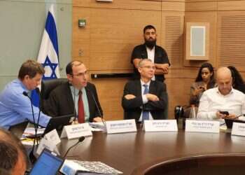 יריב לוין: "אמרו לי: במשרד המשפטים אין עציצים, למה? כי השר הוא העציץ"