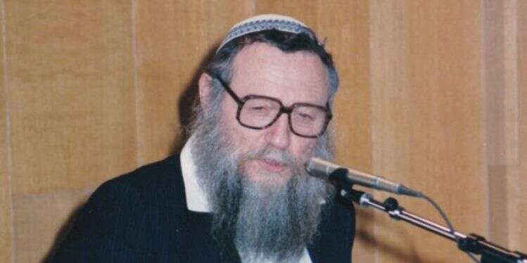 הרב דרוקמן בשיעור בשנות השמונים. צילום מהאלבום המשפחתי "חסר קול מאחד": עוזרו הקרוב של הרב דרוקמן מציין שנה ללכתו