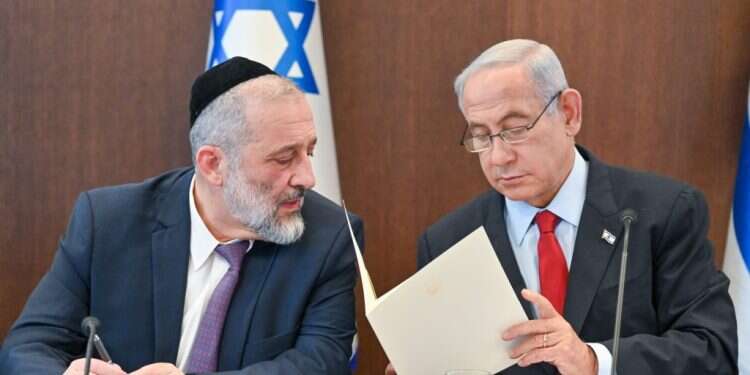 נתניהו ודרעי בישיבת ממשלה. צילום: קובי גדעון, לע נתניהו פיטר את דרעי: "החלטת בג"ץ מתעלמת מרצון העם"