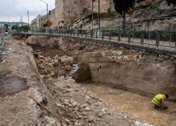 החפירה ברחוב סולטן סולימאן. צילום: יולי שוורץ, רשות העתיקות טביעת כף יד מסתורית נחשפה בחפירות בירושלים: מעשה קונדס או תגלית היסטורית?